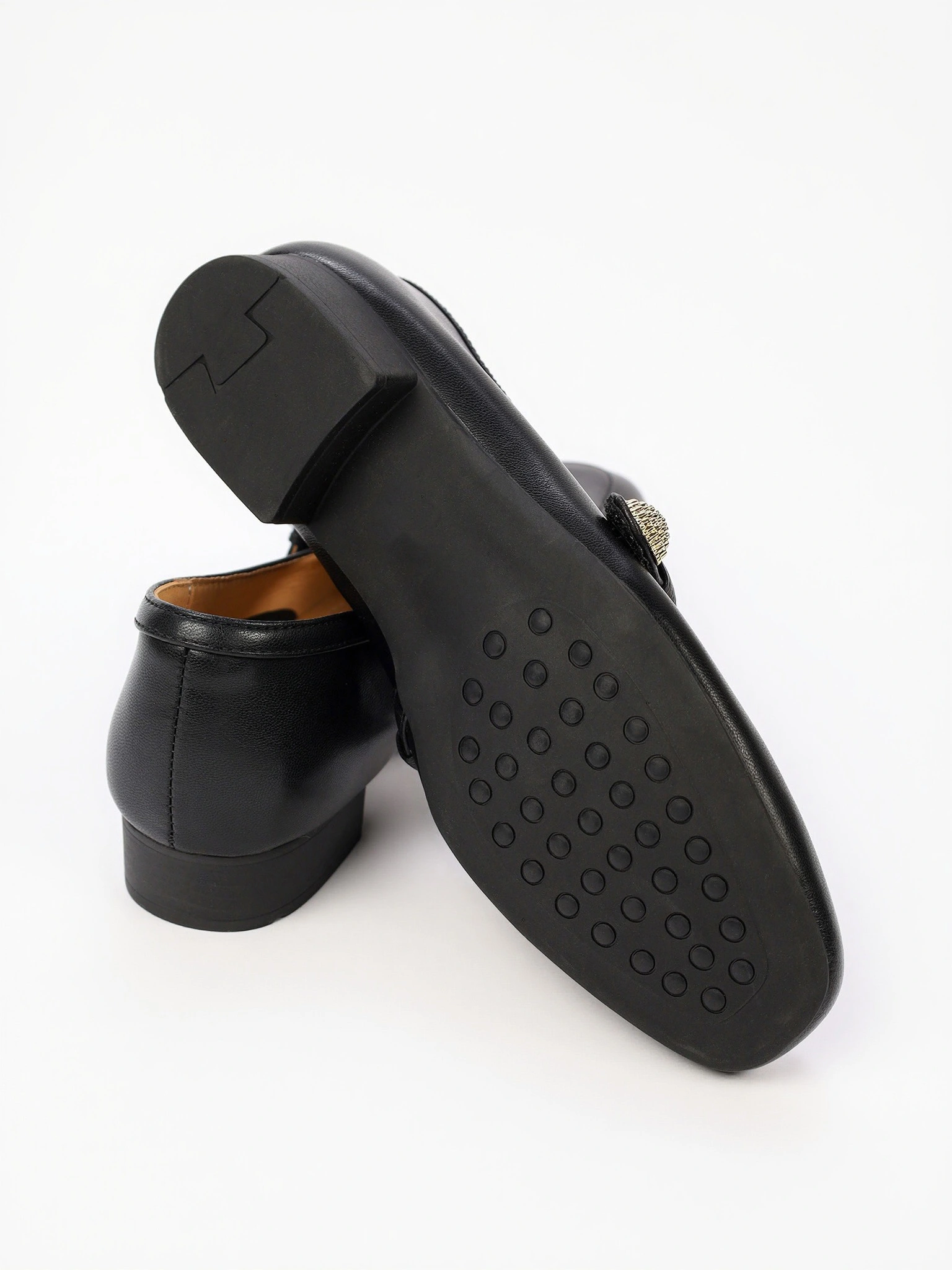 Туфли черного цвета на низком каблуке